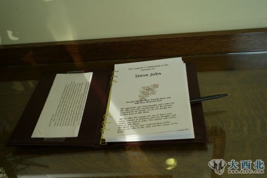 Alta Mesa公墓为悼念乔布斯的来访者准备的留言册