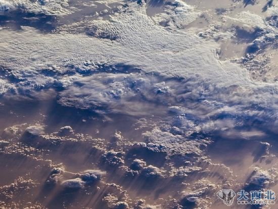 这幅南印度洋上空的云图拍摄于2007年7月23日,是利用美国宇航局“Terra”卫星上的多角度成像光谱仪拍摄而成。 这幅南印度洋上空的云图拍摄于2007年7月23日,是利用美国宇航局“Terra”卫星上的多角度成像光谱仪拍摄而成。