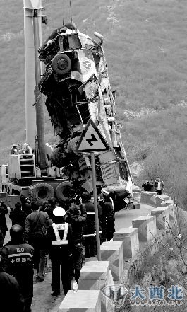 2月25日,事故车辆被吊出山谷。新华社发 2月25日,事故车辆被吊出山谷。新华社发