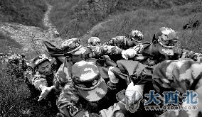 2月25日,救援人员在事故现场组织救援。新华社发 2月25日,救援人员在事故现场组织救援。新华社发