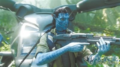 在3D电影《阿凡达》中,人类DNA与潘多拉星球土著纳美人的DNA被合成后,以人工方式培育成名为“阿凡达”的肉体替身。 在3D电影《阿凡达》中,人类DNA与潘多拉星球土著纳美人的DNA被合成后,以人工方式培育成名为“阿凡达”的肉体替身。