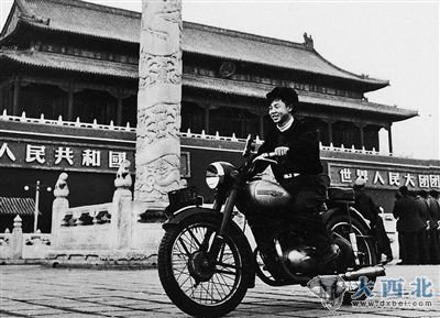 雷锋在天安门前留影,脸上洋溢着纯真的微笑。 雷锋在天安门前留影,脸上洋溢着纯真的微笑。