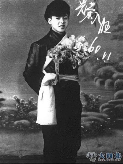 1960年,雷锋入伍前留影,他穿着皮夹克。 1960年,雷锋入伍前留影,他穿着皮夹克。
