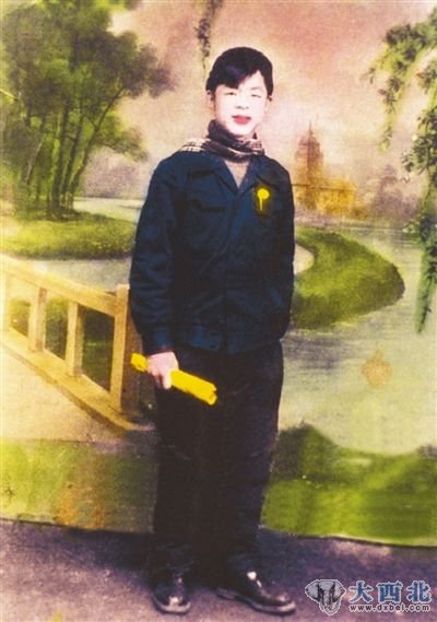 1959年,雷锋在鞍钢的夜校兼职语文老师时所拍,这是张人工着色的彩照。 1959年,雷锋在鞍钢的夜校兼职语文老师时所拍,这是张人工着色的彩照。