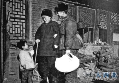 扶老携幼。 扶老携幼。