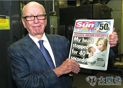 25日晚,默多克展示新出炉的《星期日太阳报》。 图/东方IC 25日晚,默多克展示新出炉的《星期日太阳报》。 图/东方IC