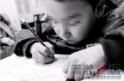 2月25日下午,敏敏因为没带钱不能坐公交车,只好步行了6公里回家。图/实习生杨旭 记者陈勇 2月25日下午,敏敏因为没带钱不能坐公交车,只好步行了6公里回家。图/实习生杨旭 记者陈勇