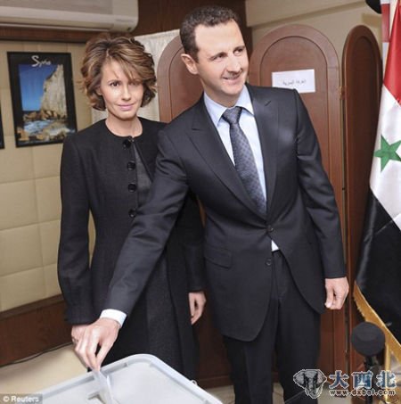 2月26日,叙利亚总统阿萨德携妻子到位于叙利亚国家广播电视台总部的投票站,参加新宪法草案公投。 2月26日,叙利亚总统阿萨德携妻子到位于叙利亚国家广播电视台总部的投票站,参加新宪法草案公投。