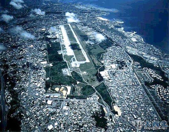 资料图:驻日美军普天间机场的跑道。