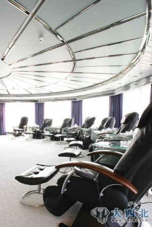 “中华之星”内部的休息大厅 “中华之星”内部的休息大厅