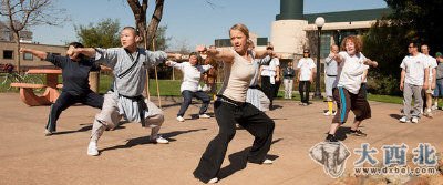 生物系的研究助理莉萨‧贝克(前)正在上少林功夫课。(美国《世界日报》取材自斯坦福大学网站) 生物系的研究助理莉萨‧贝克(前)正在上少林功夫课。(美国《世界日报》取材自斯坦福大学网站)