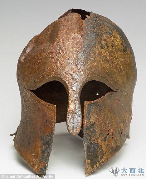 在以色列海法湾发现的古希腊士兵头盔,距今2600年,上面的金箔已遭到腐蚀 在以色列海法湾发现的古希腊士兵头盔,距今2600年,上面的金箔已遭到腐蚀