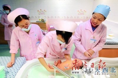 孩子要富养还是穷养在网上引发了一场口水仗。资料图片 孩子要富养还是穷养在网上引发了一场口水仗。资料图片