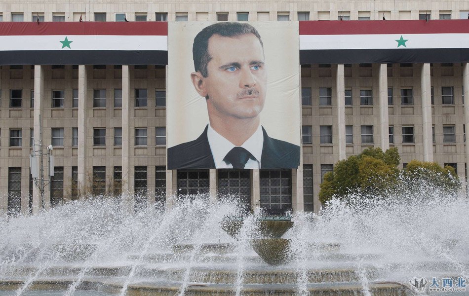 2月24日,大马士革,叙利亚中央银行上的阿萨德肖像。 2月24日,大马士革,叙利亚中央银行上的阿萨德肖像。
