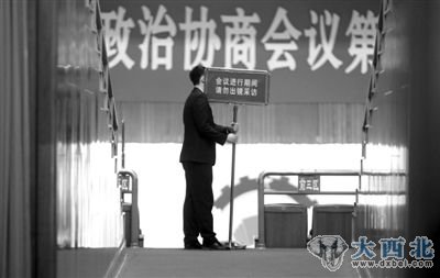 昨日,全国政协十一届五次会议开幕,工作人员在人民大会堂布置会场。本报记者 薛珺 摄 昨日,全国政协十一届五次会议开幕,工作人员在人民大会堂布置会场。本报记者 薛珺 摄