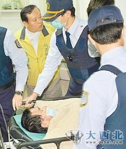 获准戒护外医的前台当局领导人陈水扁(中)7日在狱方人员戒护下,前往桃园医院进行健康检查,狱方人员推着躺在病床上的陈水扁在院内进行诊疗。 图片来源:台湾《中国时报》 获准戒护外医的前台当局领导人陈水扁(中)7日在狱方人员戒护下,前往桃园医院进行健康检查,狱方人员推着躺在病床上的陈水扁在院内进行诊疗。 图片来源:台湾《中国时报》