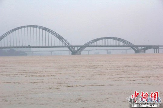 3月9日,暴涨的洪水从吉安大桥流过。李建平 摄 3月9日,暴涨的洪水从吉安大桥流过。李建平 摄