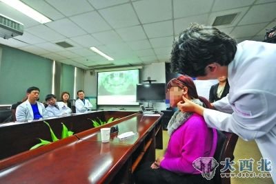 “红粉宝宝”正在接受专家会诊。刘 浏 摄 “红粉宝宝”正在接受专家会诊。刘 浏 摄