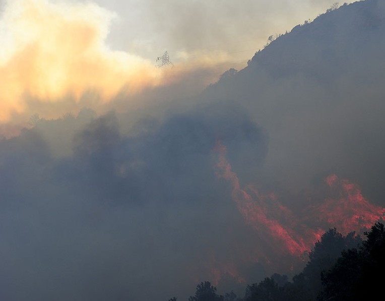西班牙发生山火 千顷森林过火