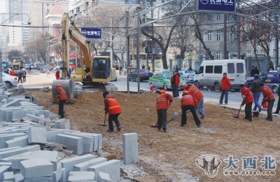 张掖路东段道路路面铺油将于11日起全面展开，并力争在24小时内完成。