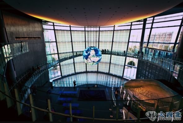 建造这个设备的初衷是因为博物馆现任首席执行官,前日本宇航员毛利卫的设想,他梦想制造一种设备,能够“将在太空中看到的地球美景和更多的人一起分享”。 建造这个设备的初衷是因为博物馆现任首席执行官,前日本宇航员毛利卫的设想,他梦想制造一种设备,能够“将在太空中看到的地球美景和更多的人一起分享”。