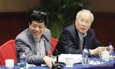 昨日,政协小组讨论会,全国政协委员、南开大学法学院教授侯欣一笑着跟大家道歉。他因发言超时,数次被组长打断。“我建议,明年两会‘两高’报告的讨论多安排一点时间。一两个小时,太少。”本报记者 薛珺 摄 昨日,政协小组讨论会,全国政协委员、南开大学法学院教授侯欣一笑着跟大家道歉。他因发言超时,数次被组长打断。“我建议,明年两会‘两高’报告的讨论多安排一点时间。一两个小时,太少。”本报记者 薛珺 摄