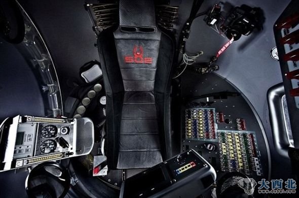 加压吊舱在设计上能够经受住零下70华氏度的低温考验,负责将鲍姆加特纳送入12万英尺(约合3.7万米)的高度 加压吊舱在设计上能够经受住零下70华氏度的低温考验,负责将鲍姆加特纳送入12万英尺(约合3.7万米)的高度