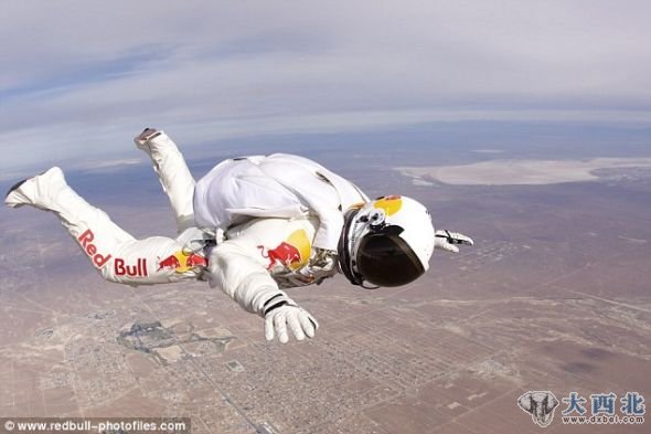 鲍姆加特纳是一位跳伞高手,希望能够再创造4项新的世界纪录 鲍姆加特纳是一位跳伞高手,希望能够再创造4项新的世界纪录