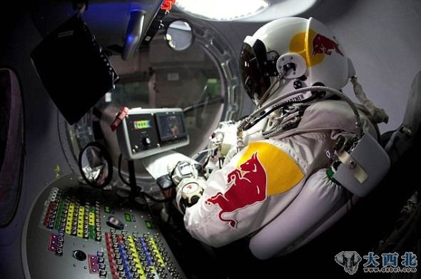 奥地利冒险家费利克斯-鲍姆加特纳,将搭乘这个吊舱进入平流层上层,而后上演超音速自由落体运动 奥地利冒险家费利克斯-鲍姆加特纳,将搭乘这个吊舱进入平流层上层,而后上演超音速自由落体运动