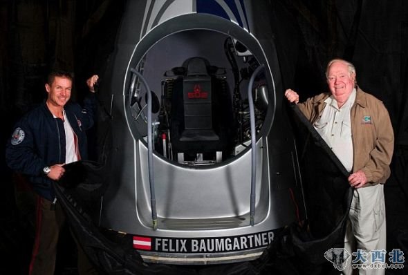 鲍姆加特纳与前美国空军上校乔-基廷。1960年,基廷从距地面10.28万英尺(约合3.1万米)的军用气球上跳下,创造了高空跳伞的高度纪录。迄今为止,这一纪录仍无人能破 鲍姆加特纳与前美国空军上校乔-基廷。1960年,基廷从距地面10.28万英尺(约合3.1万米)的军用气球上跳下,创造了高空跳伞的高度纪录。迄今为止,这一纪录仍无人能破