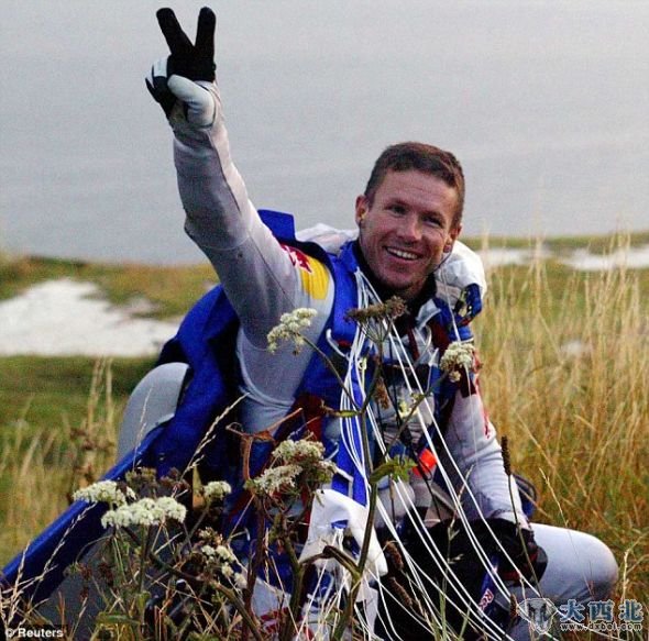 鲍姆加特纳是奥地利的一名直升机驾驶员,已经打破了4项高度和自由落体纪录 鲍姆加特纳是奥地利的一名直升机驾驶员,已经打破了4项高度和自由落体纪录