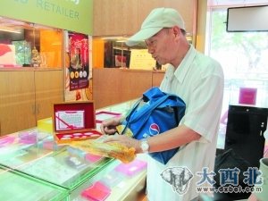 广州市民李伯以1960元所谓优惠价邮购的《党的岁月》纪念币(含5枚银币2枚金币)被鉴定为赝品。这套假币同时伪造了收藏证书和检验报告。