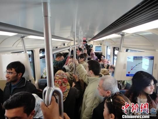 中国轻轨列车在欧洲首次投入载客运营。 中国轻轨列车在欧洲首次投入载客运营。