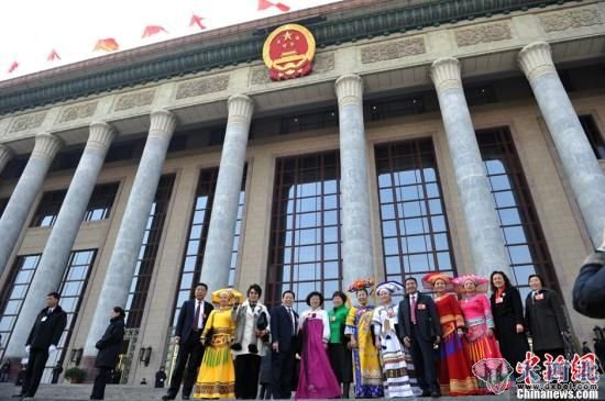 3月9日下午,十一届全国人大五次会议第三次全体会议在北京人民大会堂开幕,图为大会开幕前少数民族代表步入会场。中新网记者 金硕 摄 3月9日下午,十一届全国人大五次会议第三次全体会议在北京人民大会堂开幕,图为大会开幕前少数民族代表步入会场。中新网记者 金硕 摄