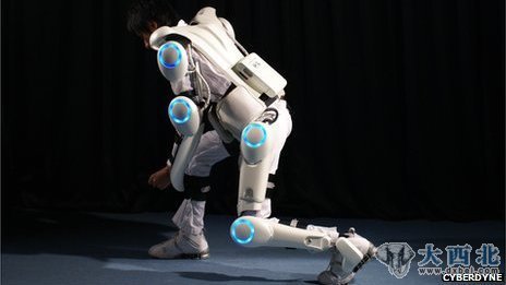 由日本Cyberdyne公司研制的“Hal”服装可以通过大脑控制,让失去行动功能的人恢复运动能力。 由日本Cyberdyne公司研制的“Hal”服装可以通过大脑控制,让失去行动功能的人恢复运动能力。