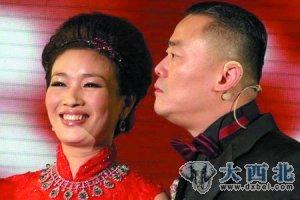 资料图:周立波与妻子胡洁