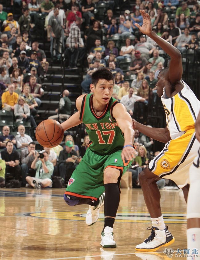 2012年3月18日,2011-2012赛季NBA常规赛,尼克斯102-88步行者,凭借换帅之后的三连胜,重新杀回东部前八的行列。林书豪关键时刻表现抢眼,全场贡献19分、7个篮板和6次助攻。图为林书豪试图突破。 2012年3月18日,2011-2012赛季NBA常规赛,尼克斯102-88步行者,凭借换帅之后的三连胜,重新杀回东部前八的行列。林书豪关键时刻表现抢眼,全场贡献19分、7个篮板和6次助攻。图为林书豪试图突破。