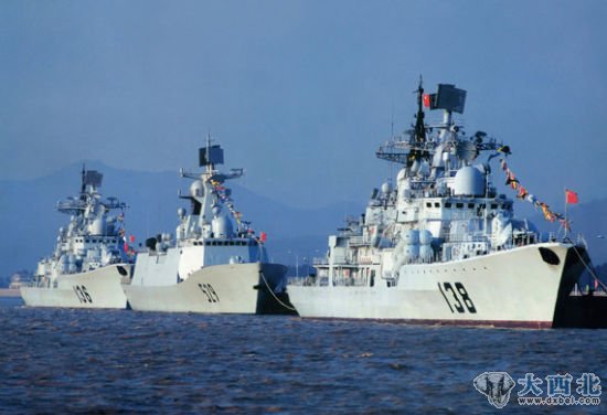 资料图：中国海军进口的俄制现代级驱逐舰与国产529号导弹护卫舰