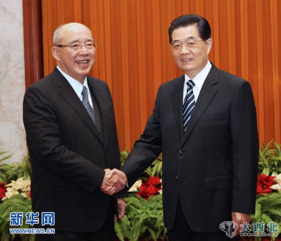 3月22日,中共中央总书记胡锦涛在北京人民大会堂会见中国国民党荣誉主席吴伯雄。 新华社记者 刘卫兵 摄 3月22日,中共中央总书记胡锦涛在北京人民大会堂会见中国国民党荣誉主席吴伯雄。 新华社记者 刘卫兵 摄