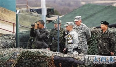 25日，奥巴马在三八线一处哨所，隔着防弹玻璃观望朝鲜。奥巴马当天抵达韩国后，首先访问了三八线。