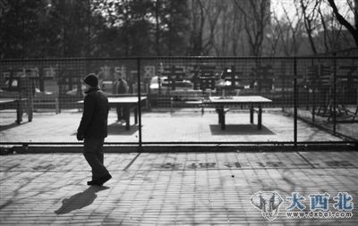 3月26日，一位老人在北京西坝河西里社区散步。如何保障养老金安全，成为养老金入市之争的关键问题。本报记者 周岗峰 摄