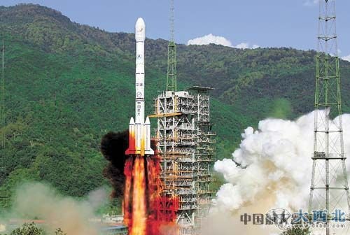 文章称，中国正在日益成为产量最大的空间卫星发射国家。当前(去年)，俄罗斯位居榜首，全年航天发射36次，中国19次排行第二，美国18次位居第三。