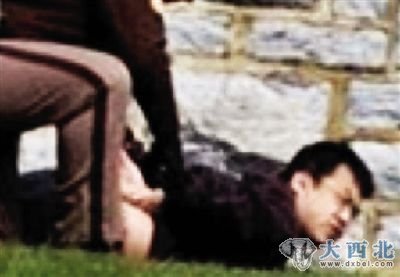 疑犯在超市被捕。 疑犯在超市被捕。