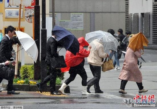暴风雨袭击日本逾三百人死伤 东京交通大混乱