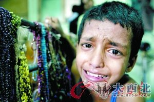 　　一位不到10岁的印度童工在失声痛哭。（资料图片）
