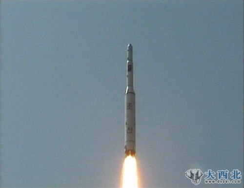 资料图:朝鲜用“大浦洞2”导弹改装的运载火箭发射人造卫星