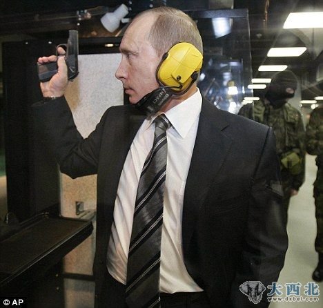 开火:普京手中拿的虽然是一把传统手枪,可是他的心里想的却是新式武器。 开火:普京手中拿的虽然是一把传统手枪,可是他的心里想的却是新式武器。
