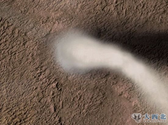 美国宇航局火星勘测轨道飞行器上的高清晰度科学实验成像照相机(HiRISE)这个月拍摄到的一场高达12英里(19.31公里)的尘暴画面 美国宇航局火星勘测轨道飞行器上的高清晰度科学实验成像照相机(HiRISE)这个月拍摄到的一场高达12英里(19.31公里)的尘暴画面