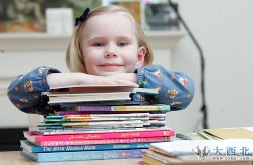 4岁的英国女童海蒂智商高达159，仅次于英国著名物理学家史蒂芬·霍金。