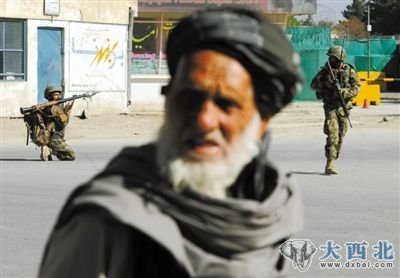 15日，阿富汗喀布尔，正在打击塔利班的阿富汗国民军准备发射火箭弹。